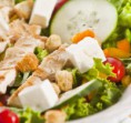 Salát s grilovaným kuřetem, kozím sýrem a chlebovými krutony